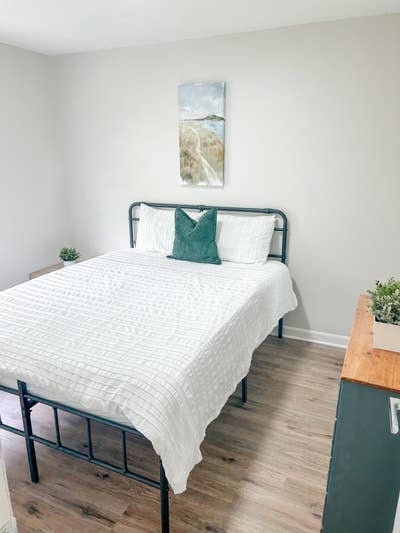 2 bedrooms only miles to uptownnear all major high Main Photo