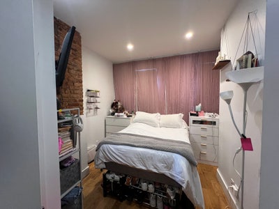 #420 1 room Available in All Girls House - Wyckoff Main Photo