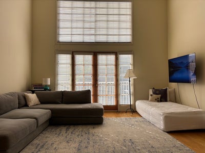 Stunning spacious condo with roof deck Main Photo