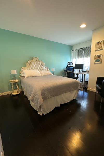 Bright Spacious Room with desk  Main Photo