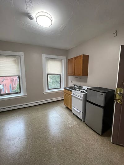 Private Room Available Now! Main Photo