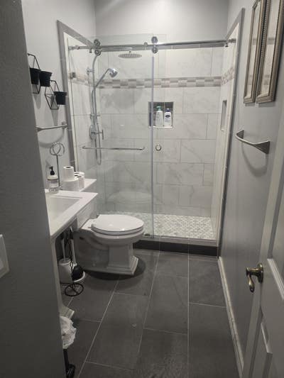 One Bedroom in big house Main Photo