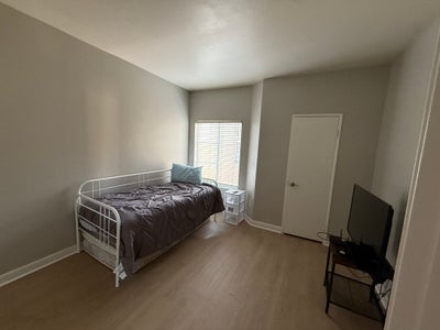 Room available  Main Photo