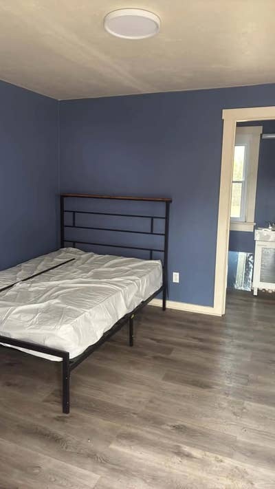 Cozy Newly Renovated Room with Bathroom in Duglass Main Photo