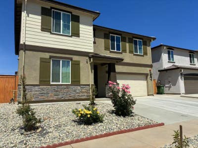 Lovely Queen Room (Shared Bathroom) in the Beautif Main Photo