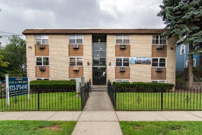 204 Cleveland St Jr studio $1700 Main Photo