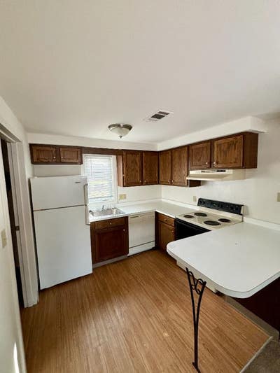 Bright _Bedroom Townhome wPrivate Patio & Entrance Main Photo