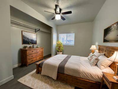 StylishFully Renovated _Bedroom Apartment in North Main Photo