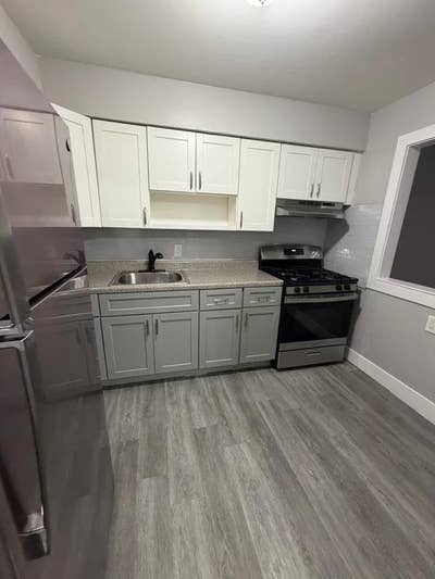 Beautiful One Bedroom Apartment Now Available In O Main Photo