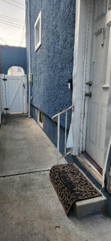 Charming 1 Bed Bath Basement apartment in Laurelto Main Photo