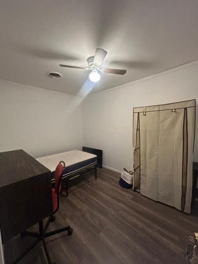 Single room with shared bath Main Photo