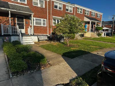 Medium Bedroom for Rent in Shared Townhouse Main Photo