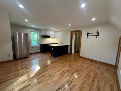 Beautiful 2nd Floor year round rental! Close to h Main Photo