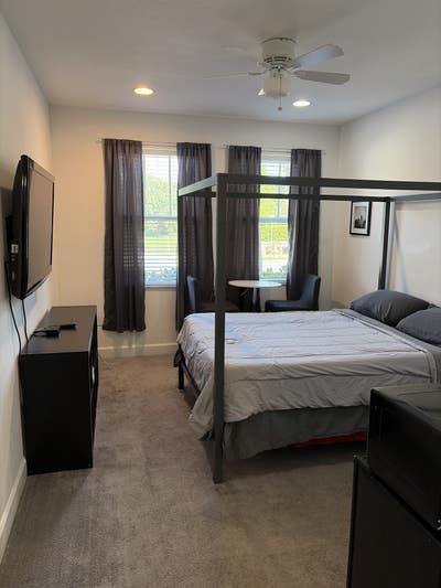 Elegant Master-Suite/Private Bath/Free Parking! Main Photo