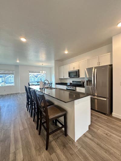 Cozy 1 Bed 1 Shared Bath Townhouse Room in Sarato Main Photo