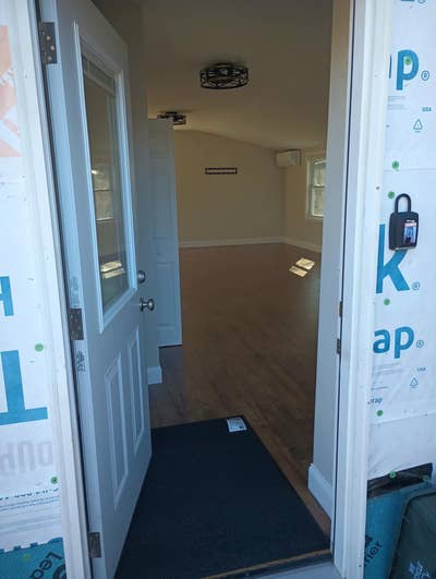 Country settings. Trails to walk or hike. 15 minut Main Photo