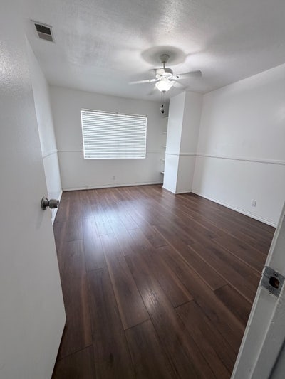 Spare Room for Rent! Large Closet! Main Photo