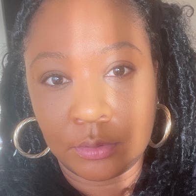 Professional Female seeks a large room Main Photo