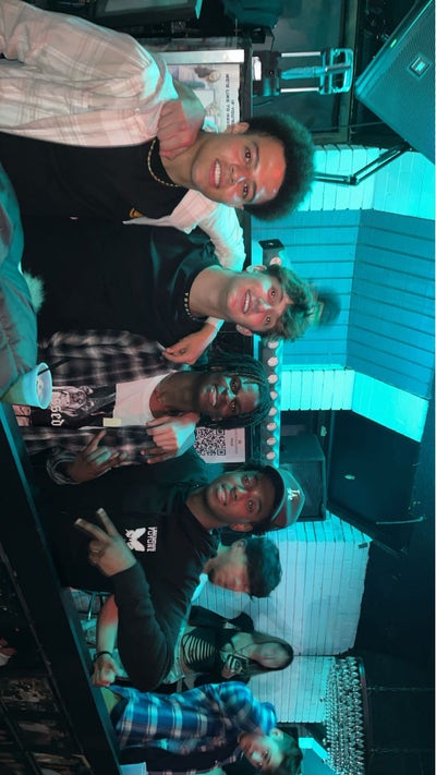 Looking for a normal roommates to move in with Main Photo