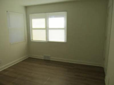 5 minute walk to Hamilton Train Station Main Photo