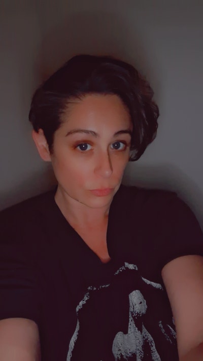 Woman looking for a room in Santa Clarita Main Photo