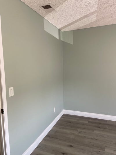 One bed with own bath Main Photo