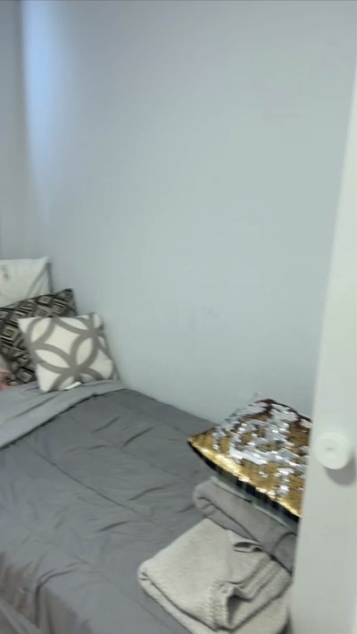 Small room near beach  Main Photo