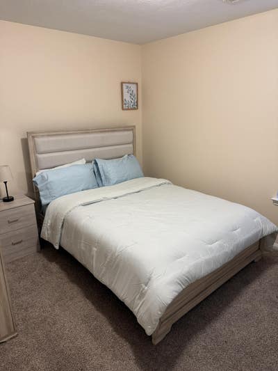 Room in house for rent Main Photo