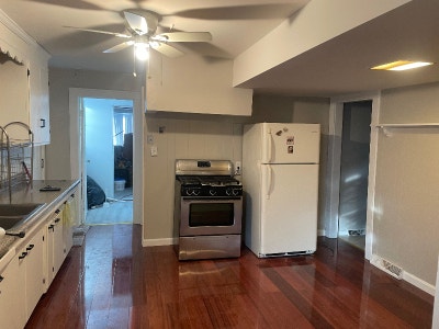 Ground level access.5 BR  on a major bus route. Main Photo