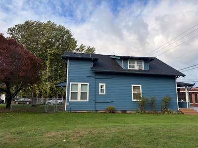 Downtown Aptgreat locationclose to many amenities  Main Photo