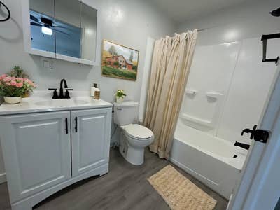 StylishFully Renovated _Bedroom Apartment in North Main Photo