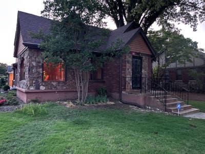 Room 2 of 5 in five BR house Main Photo