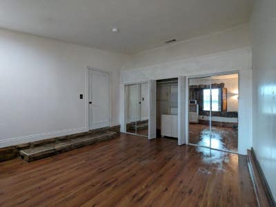 320 sq' private room wkitchenette and semi privat Main Photo