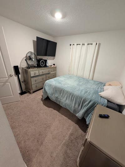 Cozy Bedroom (105 SqFt) Within residential Home i Main Photo