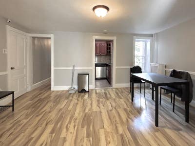 Seeking Roommate in Central Manayunk Main Photo