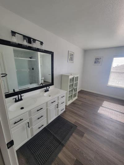 Co_Living Home with Roommates_Spacious Master Sui Main Photo