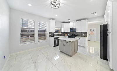 Room for Rent: Month_to_Month Lease! No Security  Main Photo