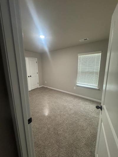 Room for rent in single family home Main Photo