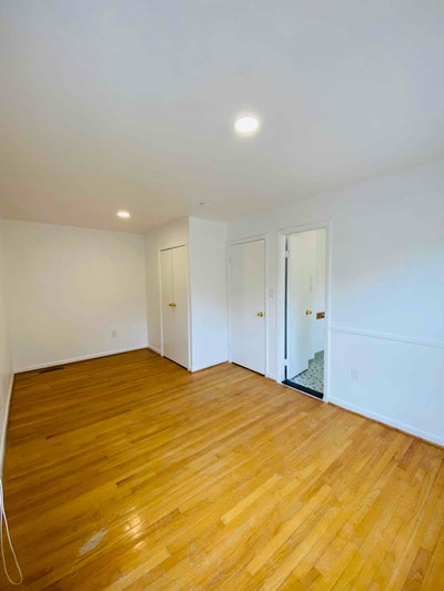 Private Ensuite Suite in Quiet Professional Home | Main Photo