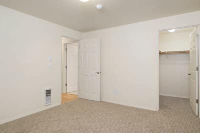 Condo like set up Walk to downtown Main Photo