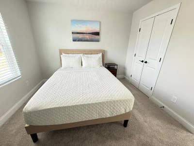 Willow Room $_Furnished Bedroom_Utilities Include Main Photo