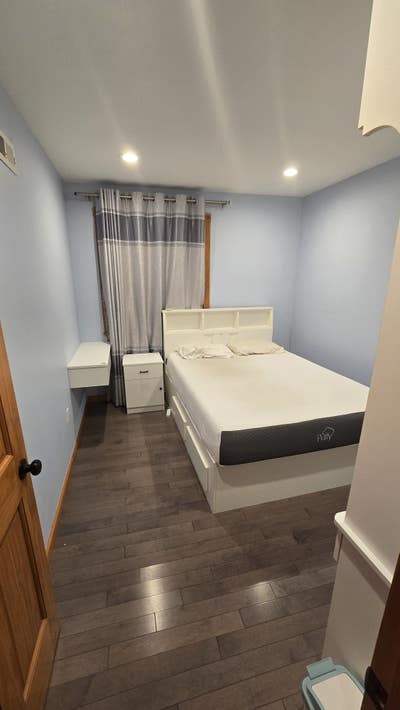 Small room in 3bd apartment on 1st floor Main Photo