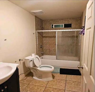 Room for rent inside of house  Main Photo