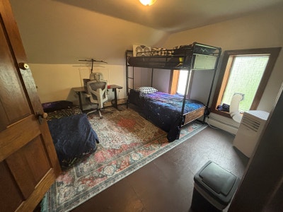 Communal Living: Large Private Room for RENT Nove Main Photo