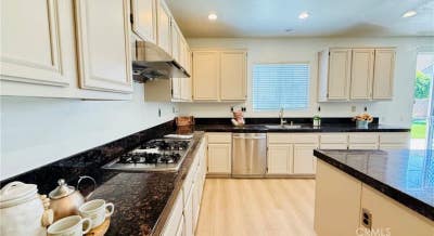 A big master for rent in a Charming Home with Mod Main Photo