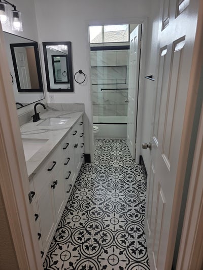 2 Bedroom 1 full bath and enclosed garage Main Photo