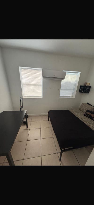 Seeking serious working single male to share apart Main Photo