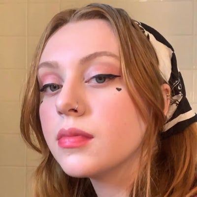 25 year old female looking for LA room Main Photo