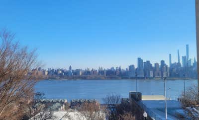 Large room in new apartment with NYC skyline view Main Photo