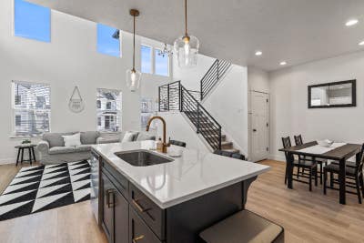 Private BR_Female roommates Main Photo